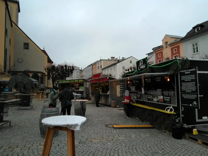 Verkaufsstände und Stehtische beim Wintermarkt am Pfarrplatz in Linz