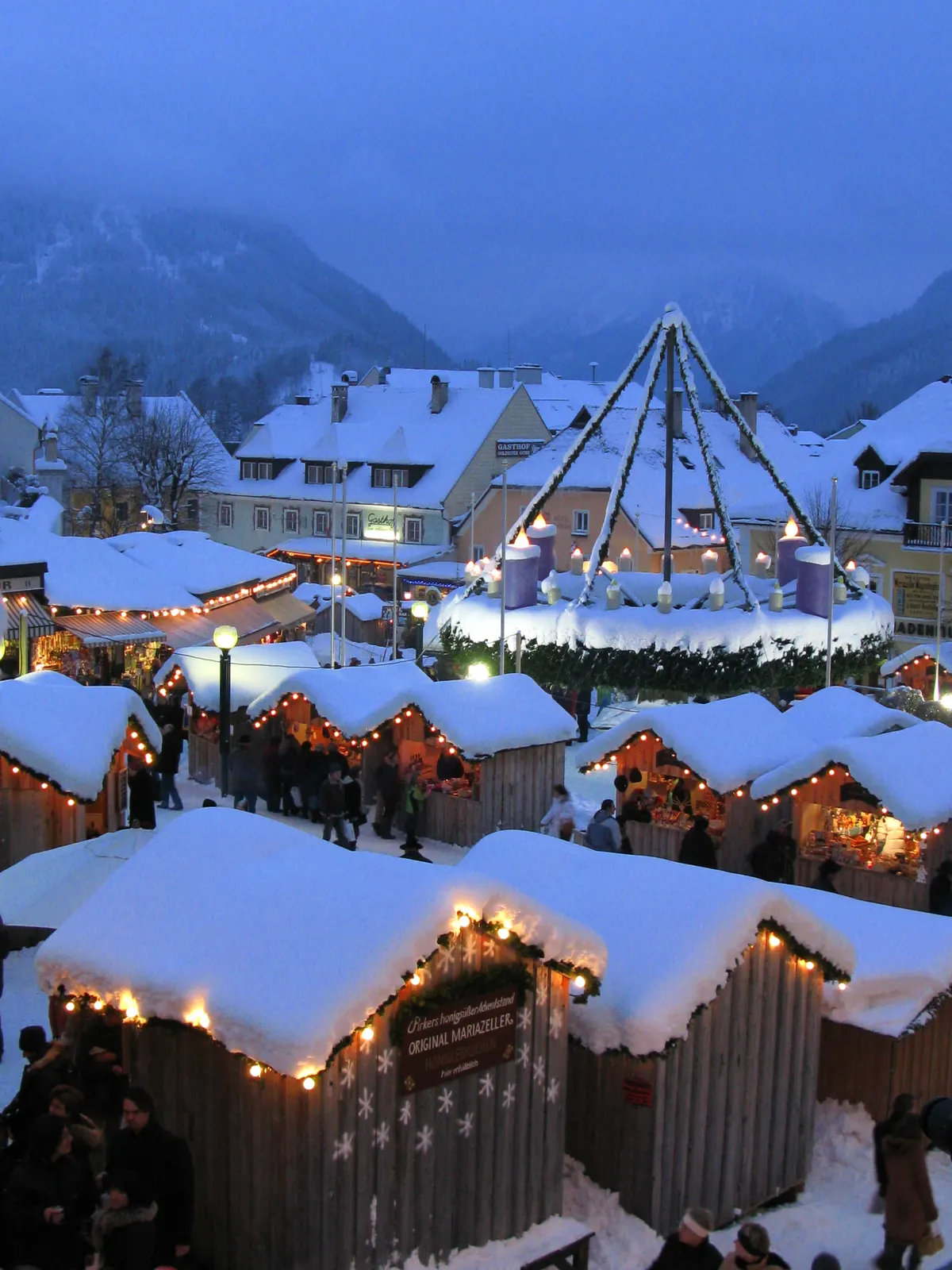 Verschneite Hütten und Adventkranz beim Mariazeller Advent