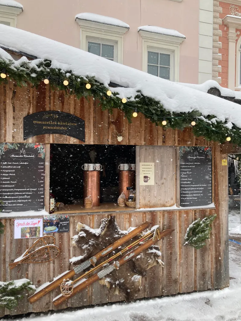 Verschneiter Punschstand beim Mariazeller Advent
