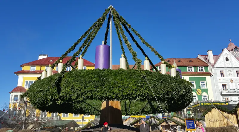 Riesiger Adventkranz mit Kerzen auf dem Hauptplatz von Mariazell