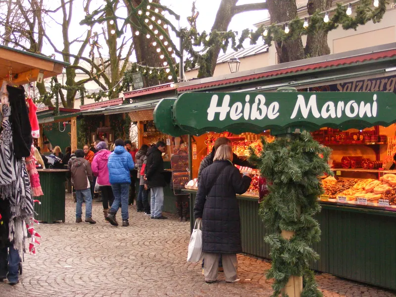 Weihnachtsmarkt am Mirabellplatz in Salzburg