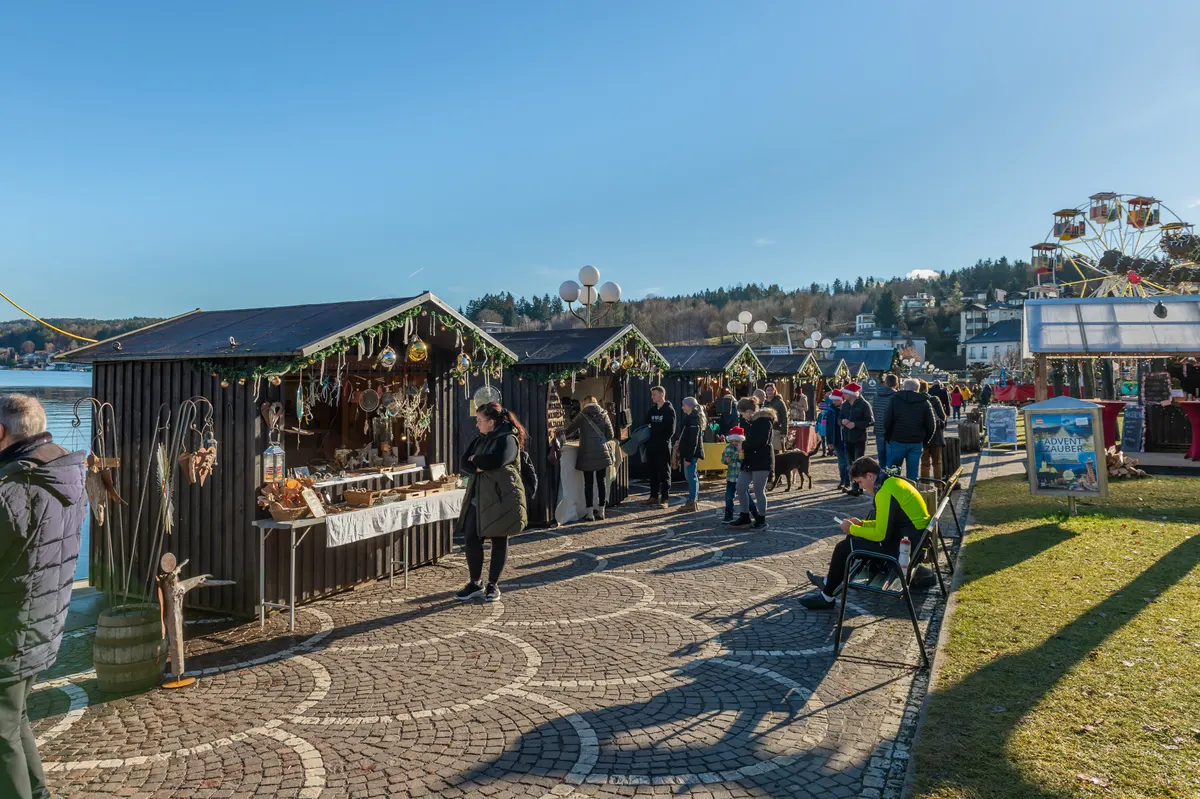 Marktstände auf der Seecorso-Promenade beim Veldener Advent am Wörthersee