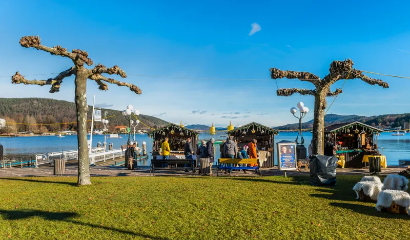 Adventhütten am Seeufer in Velden am Wörthersee bei Sonnenschein