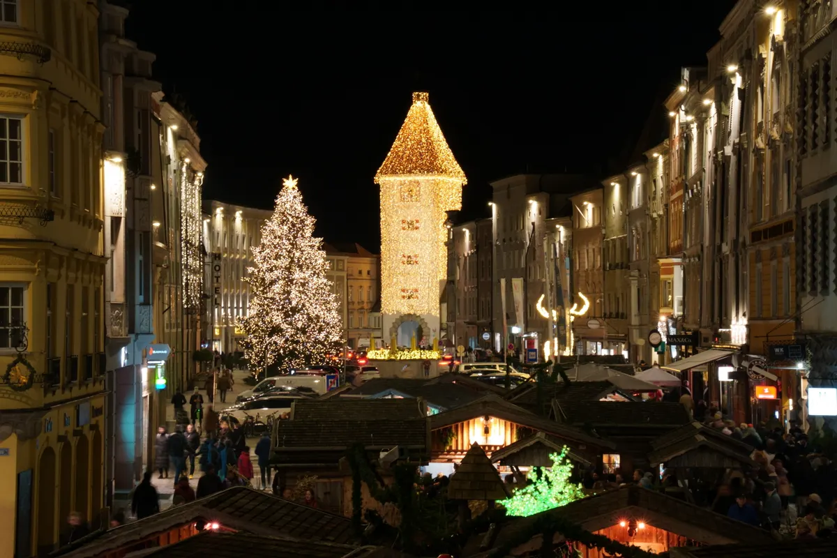 Welser Weihnachtswelt mit Ledererturm und Christbaum über den Marktständen am Stadtplatz