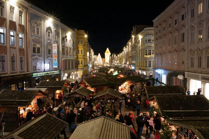 Marktstände und Besucher auf dem Stadtplatz bei der Welser Weihnachtswelt