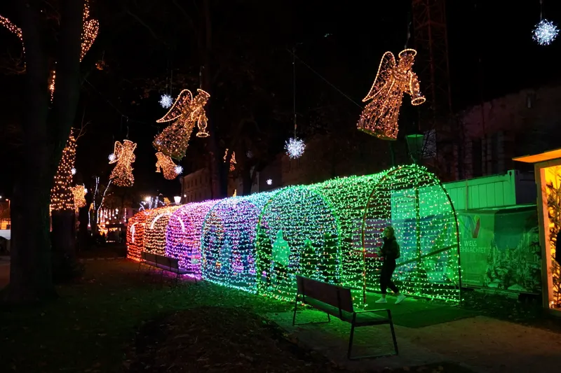 Leuchtender Lichtertunnel im Pollheimerpark bei der Welser Weihnachtswelt