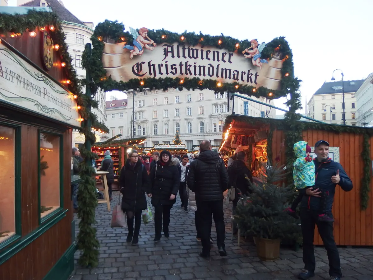 Eingangsbogen des Altwiener Christkindlmarkts auf der Freyung mit Hütten