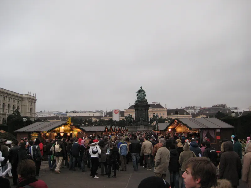 Holzhütten des Weihnachtsdorfs zwischen den Museen am Maria-Theresien-Platz