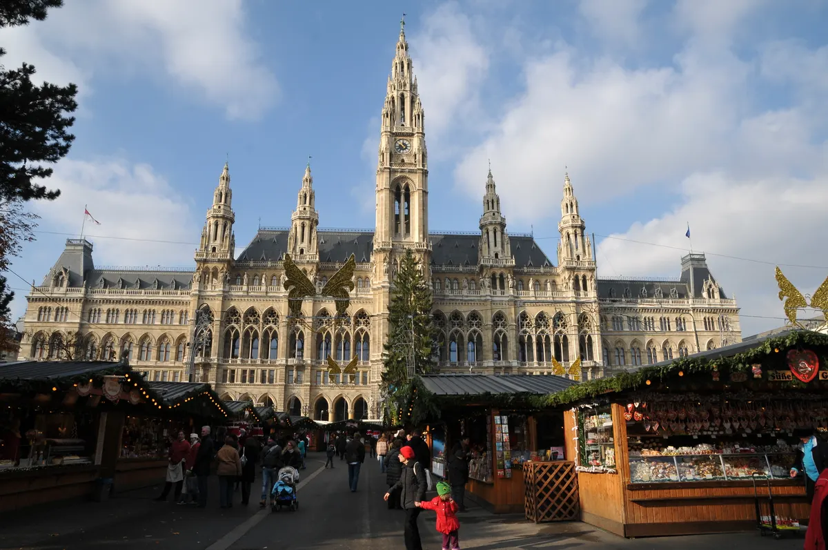 Wiener Christkindlmarkt mit Holzhütten vor dem Rathaus auf dem Rathausplatz