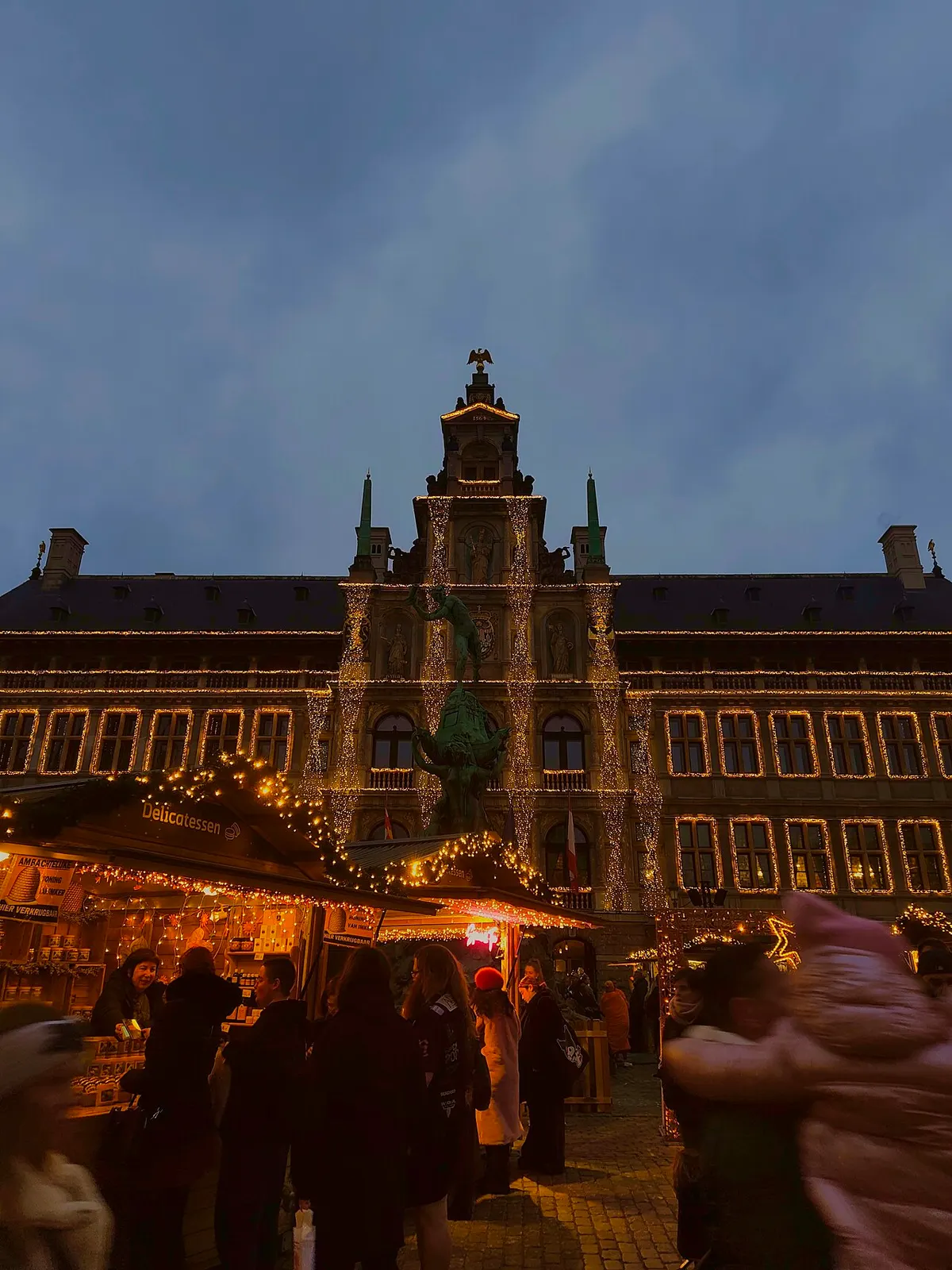 Stadhuis op de Grote Markt in Antwerpen met verlichte kerstkraampjes