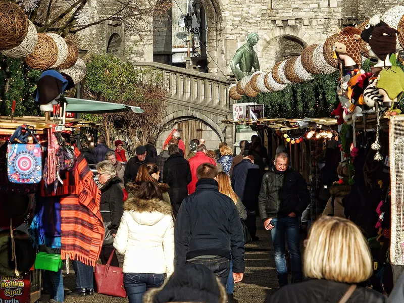 Drukte tussen de kerstkraampjes aan het Steenplein in Antwerpen