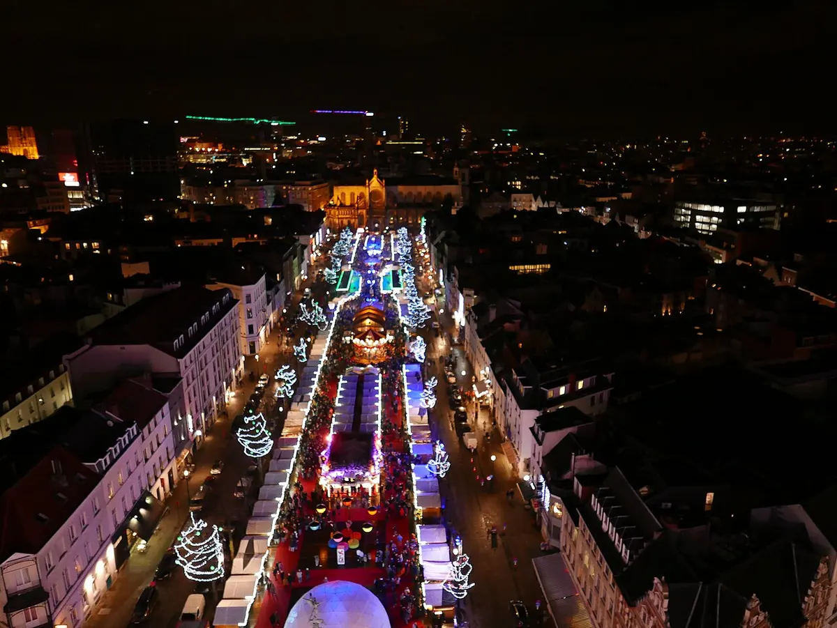 Luchtfoto van de verlichte kerstmarkt in het centrum van Brussel