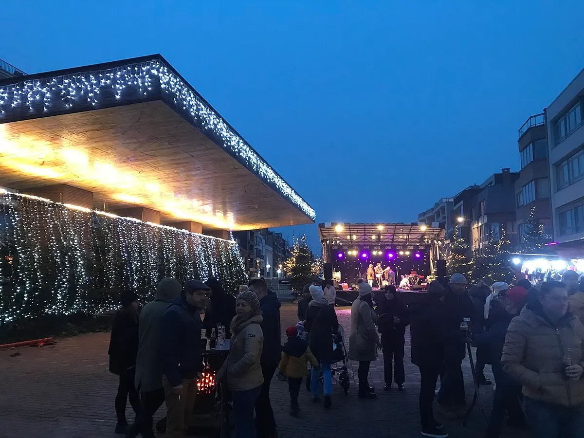 Winterpret aan de Leie in Deinze met verlicht podium en bezoekers