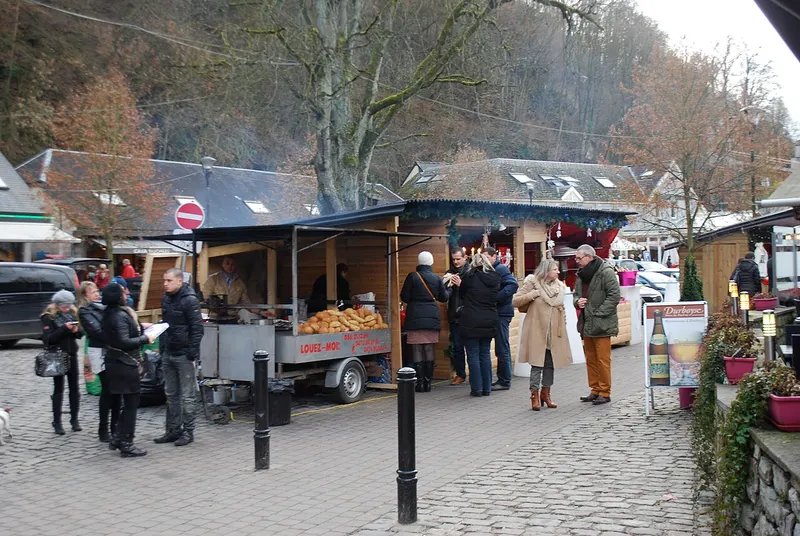 Marché de Noël de Durbuy avec ses chalets en bois et ses visiteurs