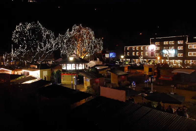 Visiteurs devant les stands de marrons chauds du marché de Noël de Durbuy