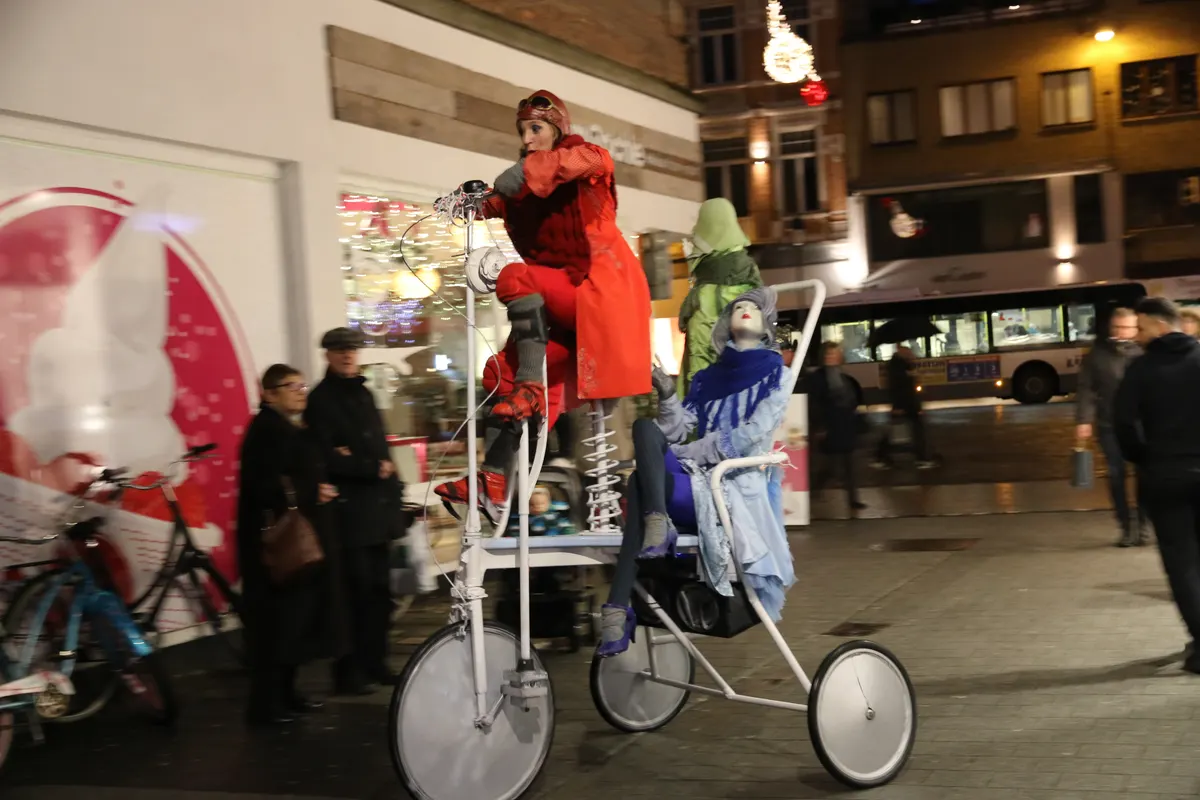 Steltenloper en straattheater op de kerstmarkt van Mechelen