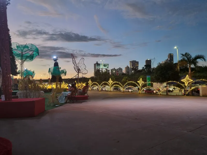 Luzes e arcos de Natal ao entardecer no Natal do Bem, em Goiânia
