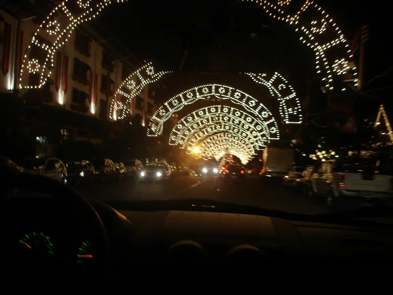 Arcos de luzes sobre a rua à noite no Natal Luz de Gramado