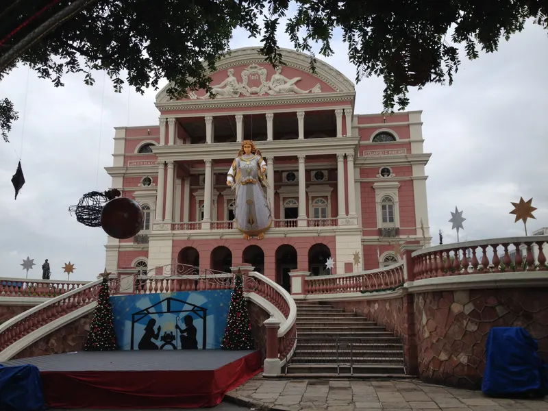 Presépio e anjo na escadaria do Teatro Amazonas no Natal, em Manaus