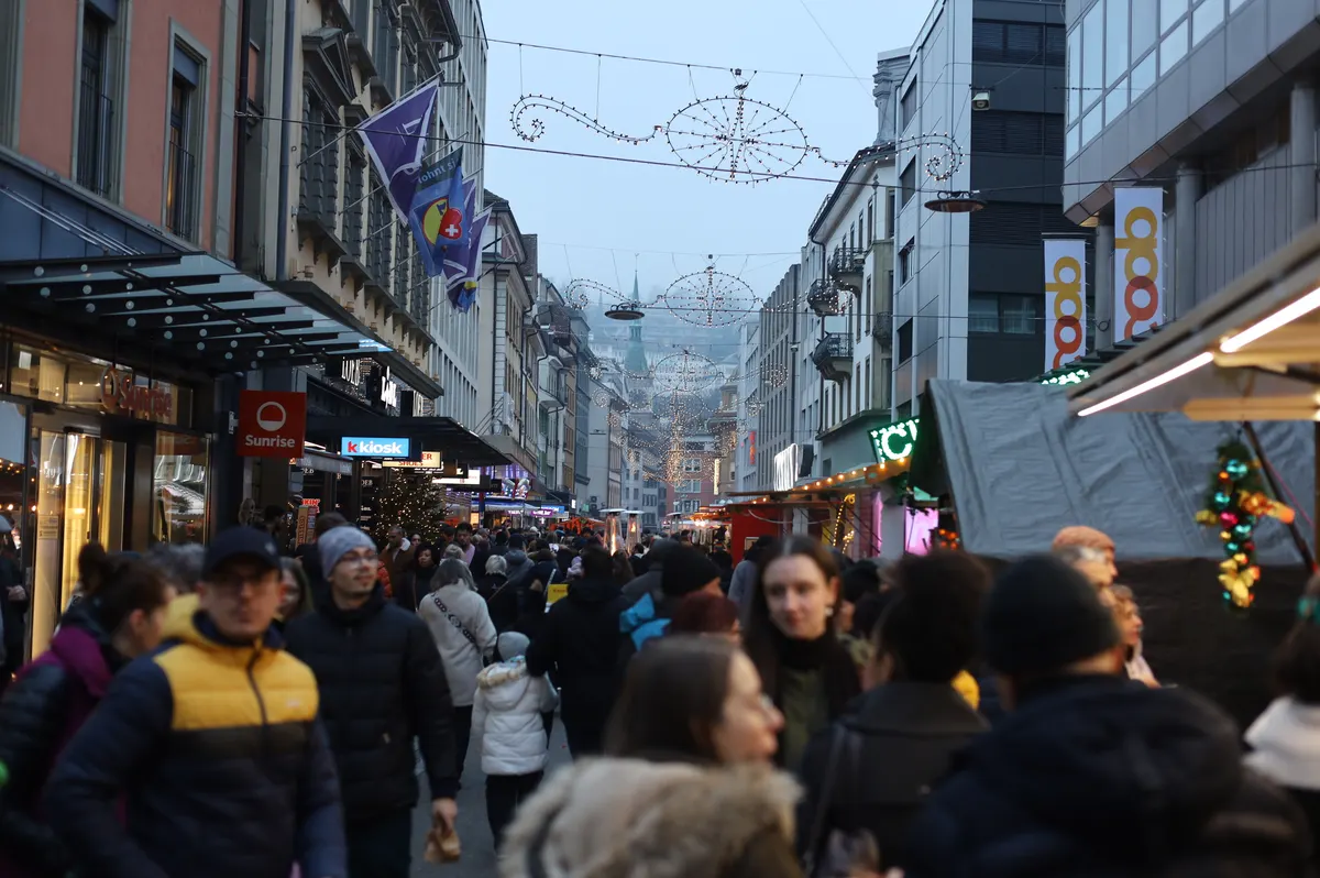 Besucher auf dem Weihnachtsmarkt in der Bieler Fussgängerzone