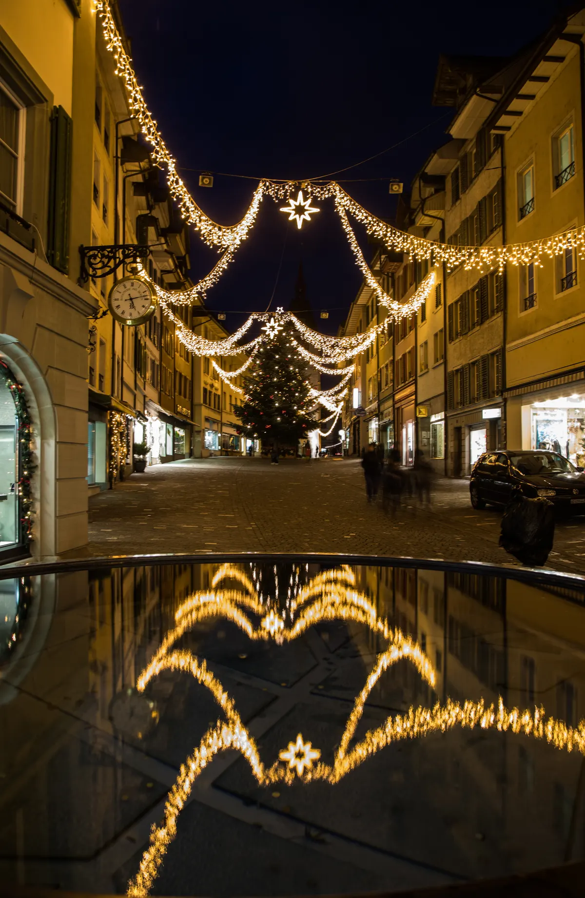 Beleuchtete Marktgasse in Bremgarten im Advent mit Christbaum