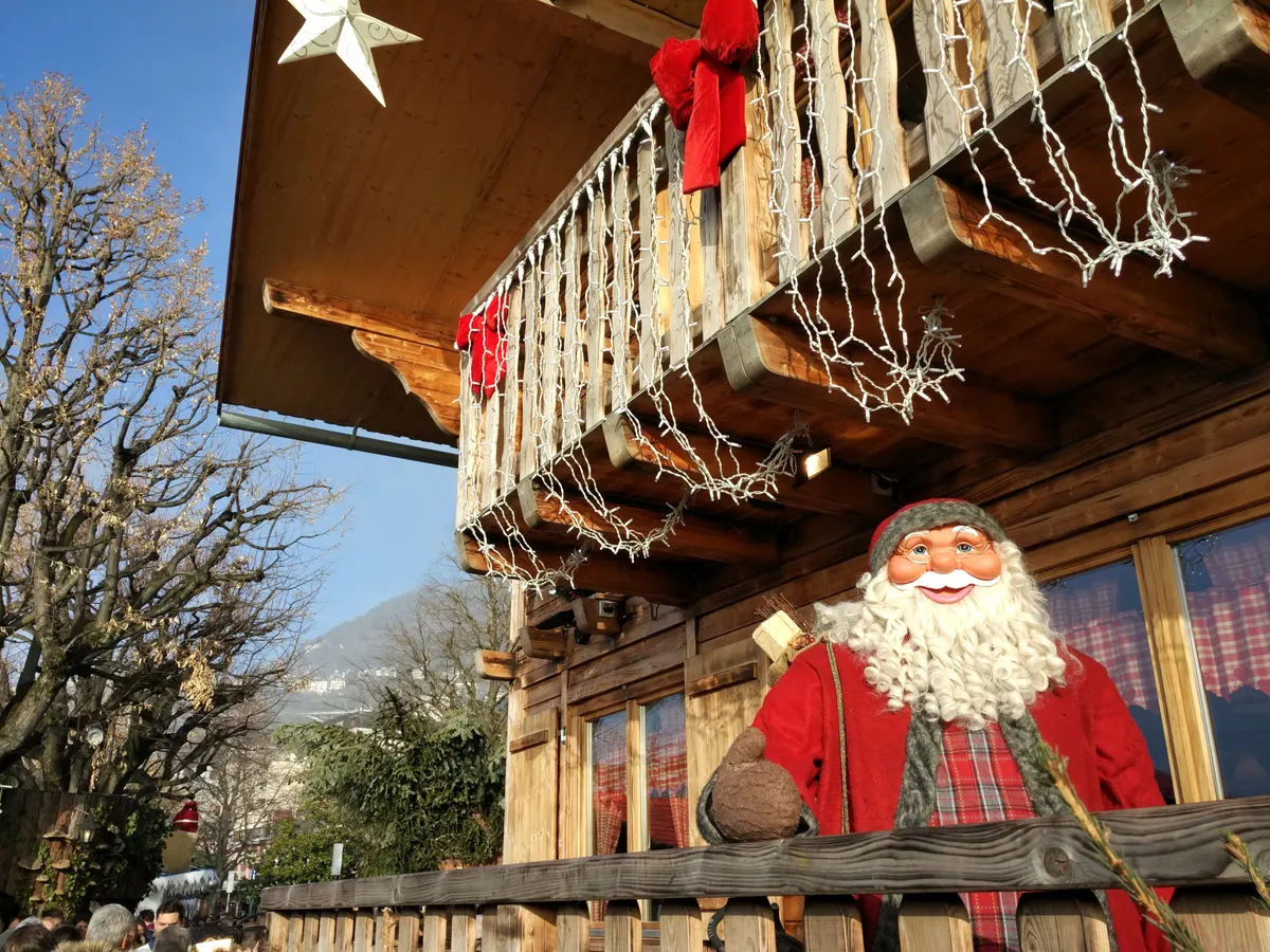 Père Noël en peluche sur un chalet décoré du Marché de Noël de Montreux