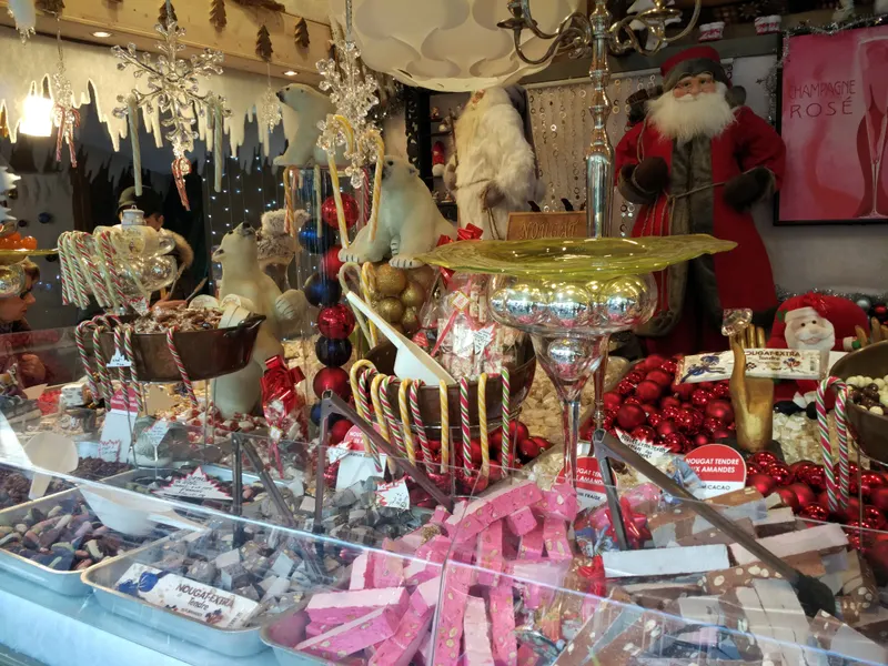 Étal de friandises et de décorations avec Père Noël au Marché de Noël de Montreux