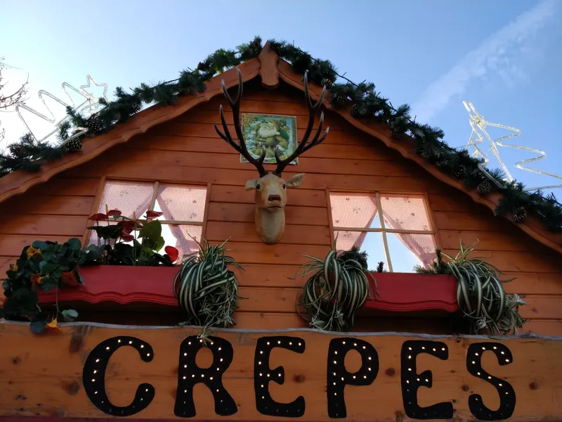 Chalet en bois à crêpes décoré de guirlandes au Marché de Noël de Montreux