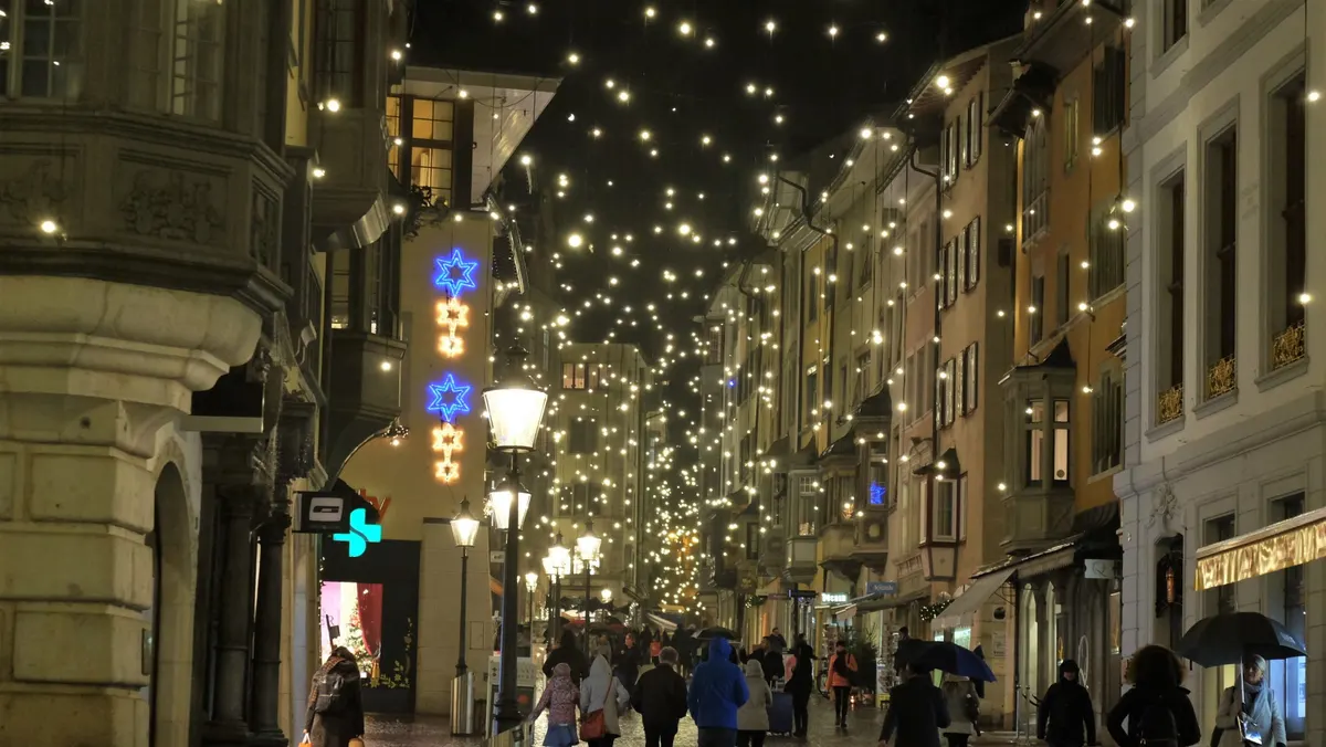 Lichterketten über der Altstadtgasse in Schaffhausen am Abend