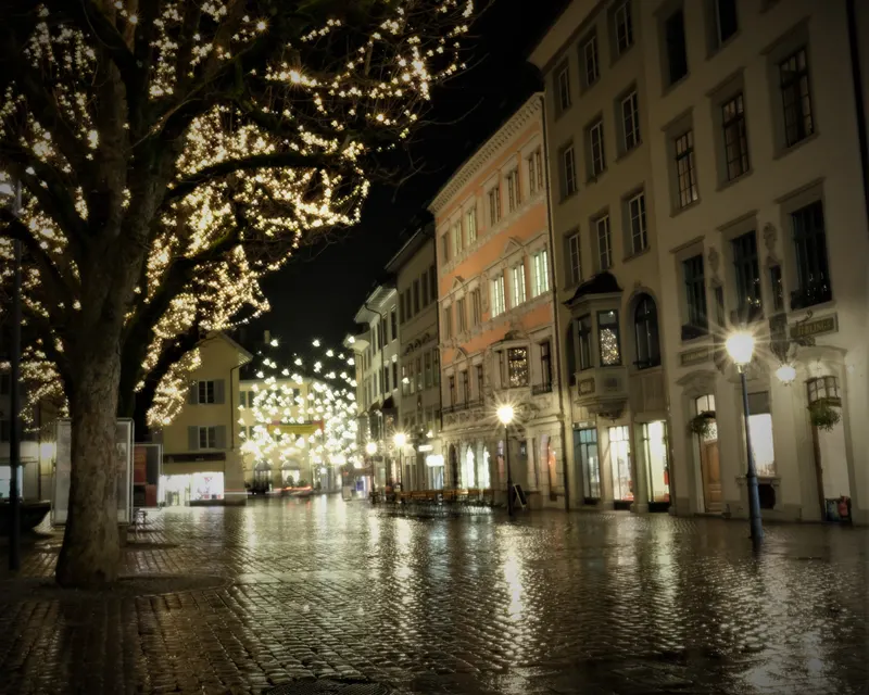Mit Lichterketten geschmückte Bäume in der Schaffhauser Altstadt