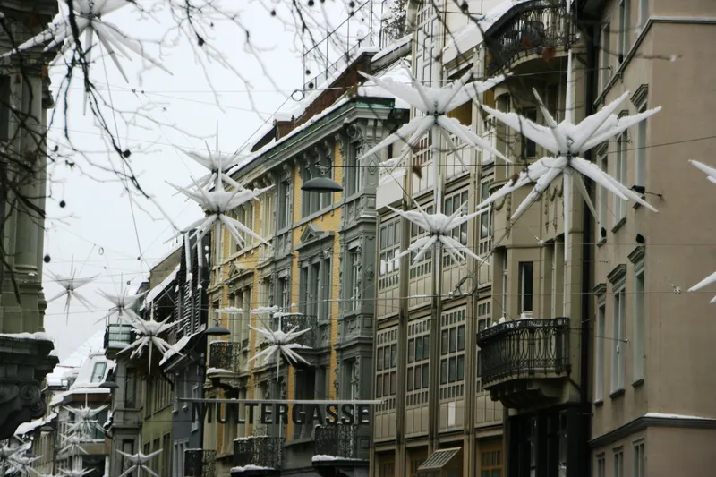 Leuchtende Sterne zwischen den Häusern der St. Galler Altstadt