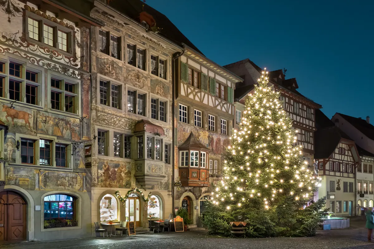 Beleuchteter Christbaum vor den bemalten Fachwerkhäusern von Stein am Rhein