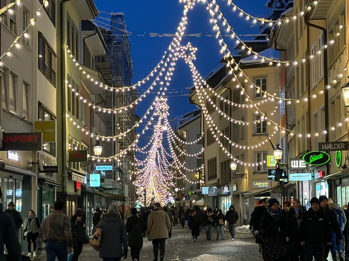 Lichterbögen über der Altstadt von Winterthur in der Adventszeit