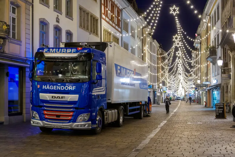Winterthurer Altstadtgasse mit leuchtendem Sternenschmuck in der Vorweihnachtszeit