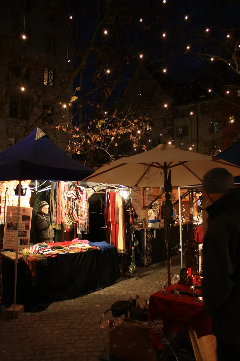 Marktstände beim Weihnachtsmarkt Dörfli im Rosenhof in Zürich