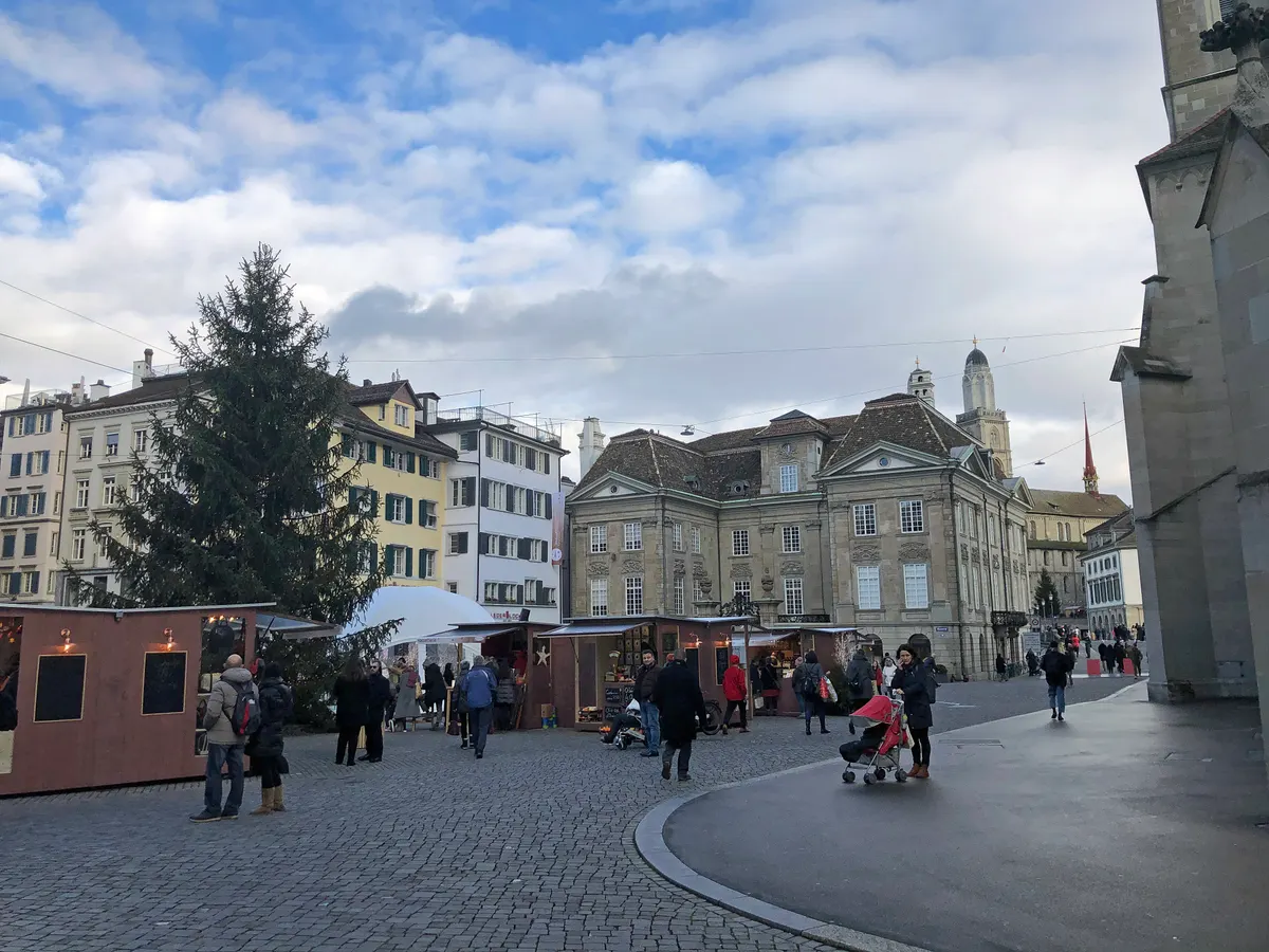 Marktstände und Weihnachtsbaum auf dem Münsterhof in Zürich