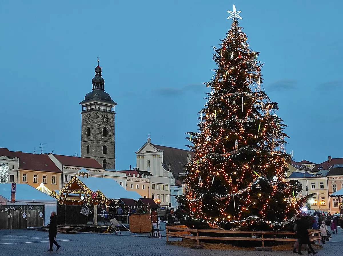 Vánoční strom a stánky adventních trhů na náměstí Přemysla Otakara II. v Českých Budějovicích