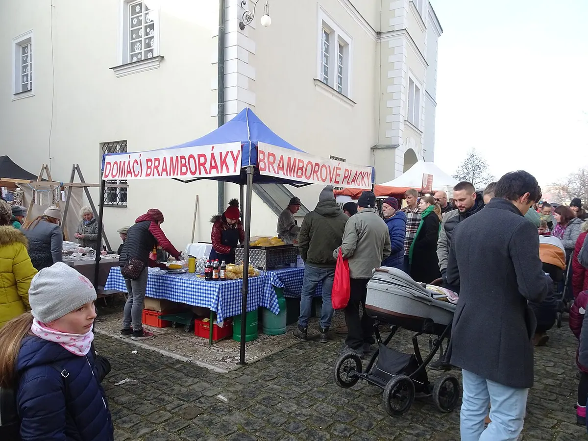 Stánky s domácími bramboráky na vánočním jarmarku na Frýdeckém zámku