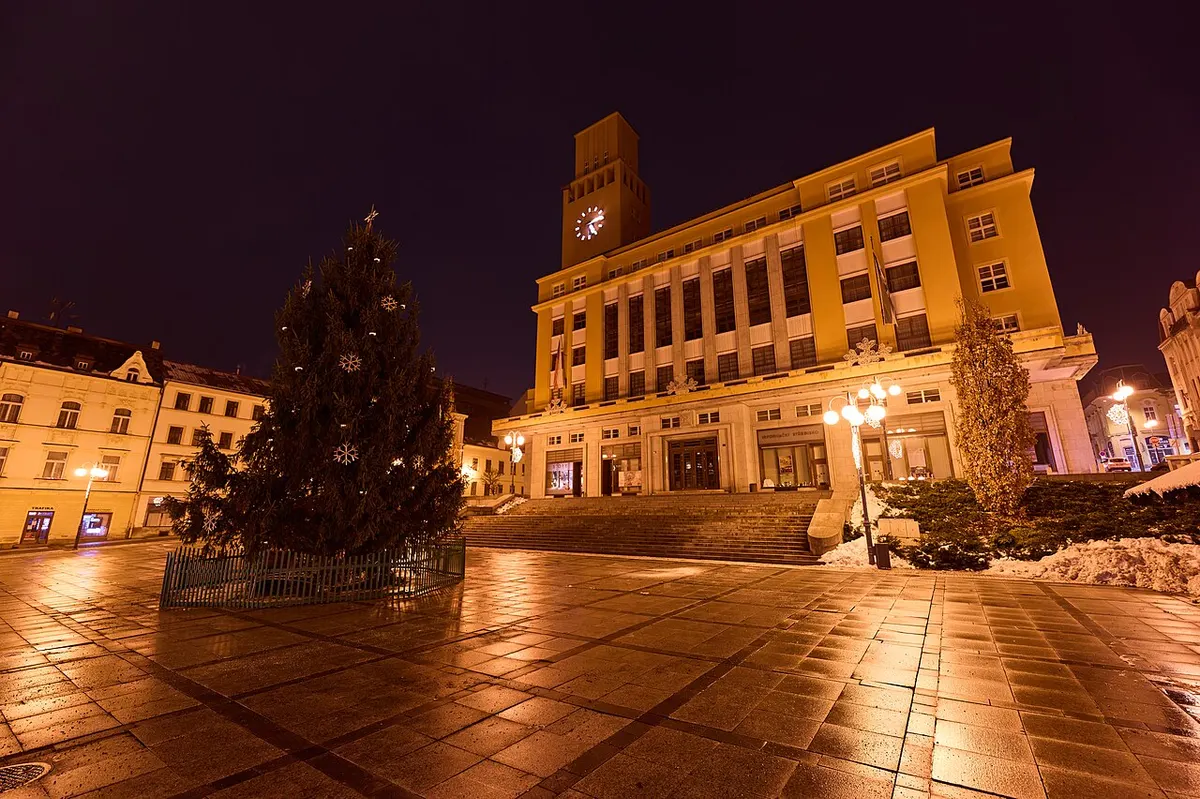 Vánoční strom na Mírovém náměstí v Jablonci nad Nisou večer