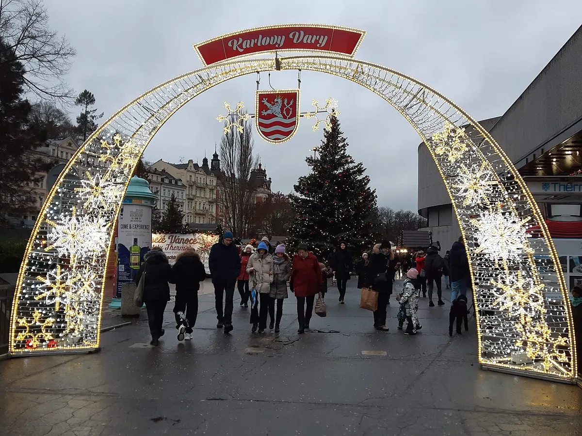 Osvětlená brána vánočních trhů v Karlových Varech