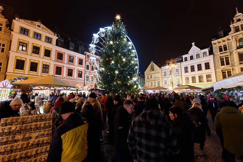 Davy na adventním trhu v Liberci s ruským kolem a vánočním stromem