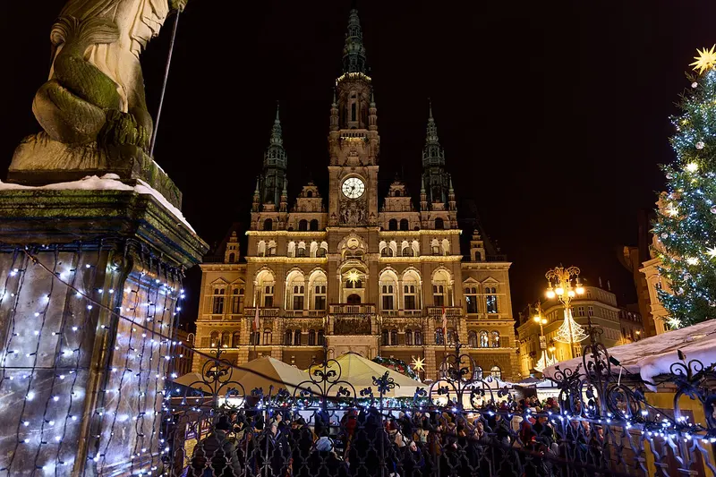 Osvětlená liberecká radnice nad adventním trhem