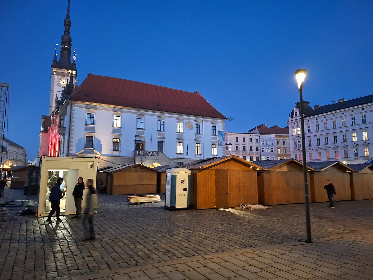 Stánky vánočních trhů na Horním náměstí v Olomouci při západu slunce