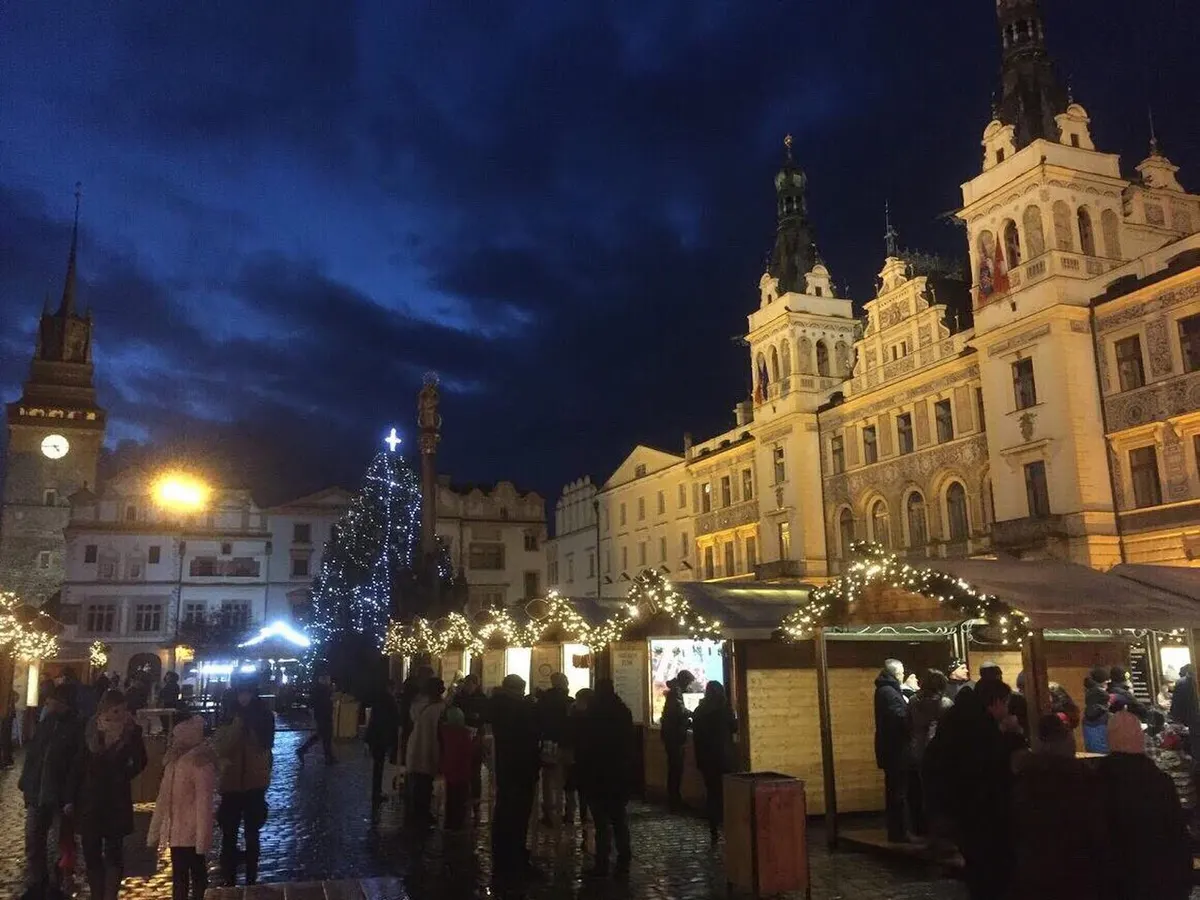 Večerní vánoční trhy na pardubickém náměstí s osvětleným stromem