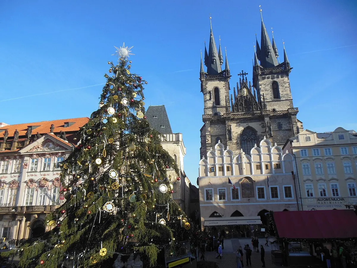 Vánoční strom a Týnský chrám nad trhy na Staroměstském náměstí v Praze