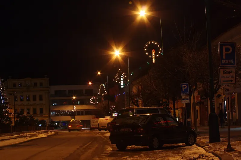 Karlovo náměstí v Třebíči s vánoční výzdobou