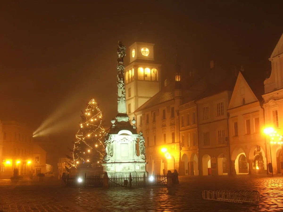 Masarykovo náměstí v Třeboni s vánočním stromem v mlze
