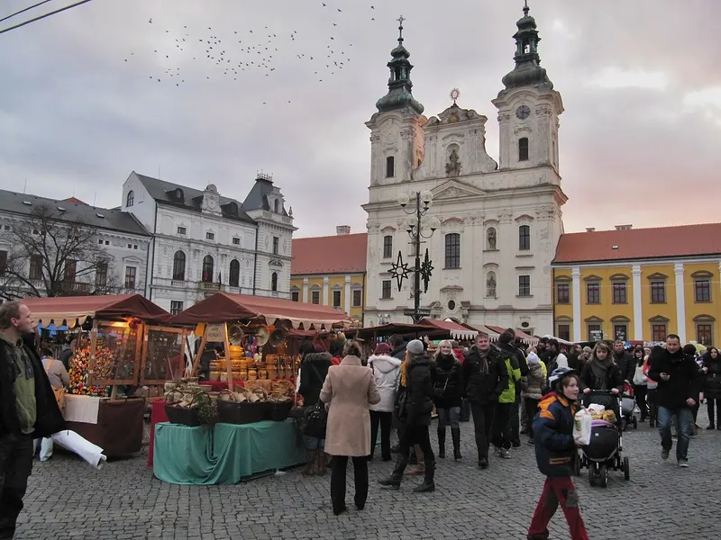 Stánky vánočního jarmarku před kostelem v Uherském Hradišti