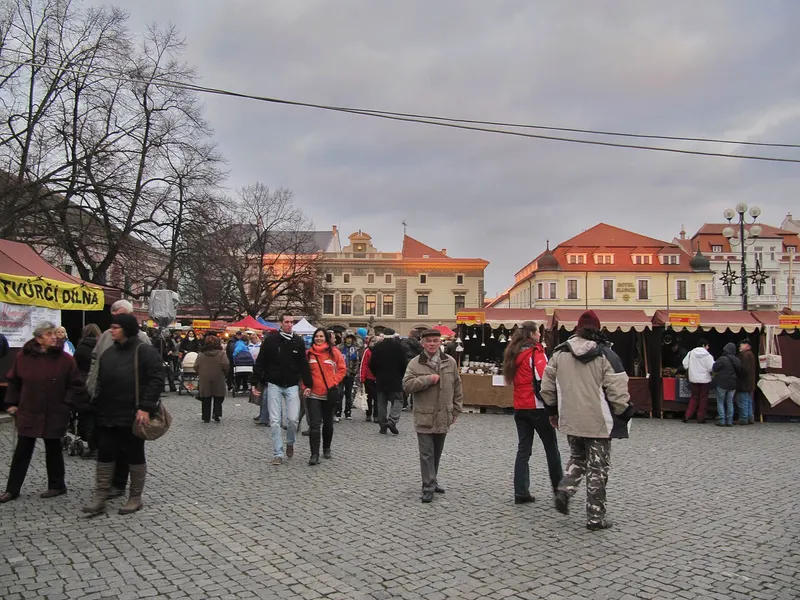 Davy návštěvníků na vánočním jarmarku na Masarykově náměstí