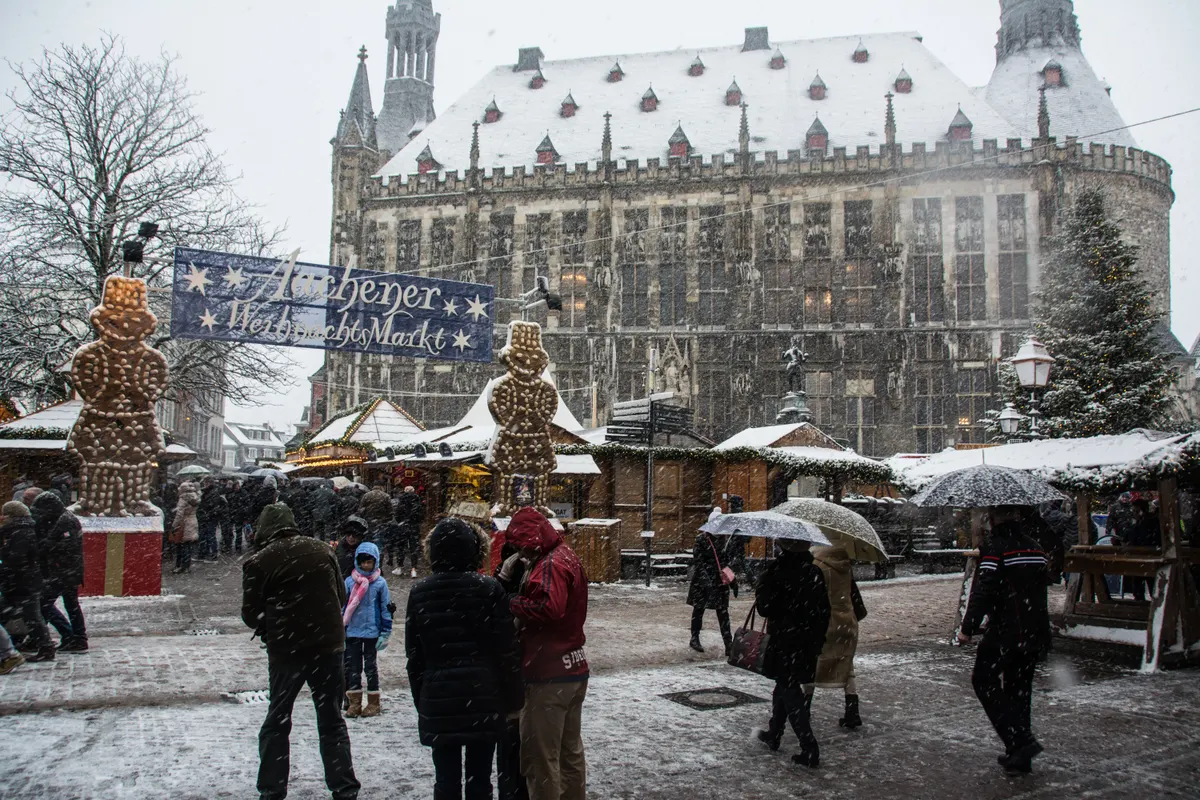 Aachener Rathaus mit Weihnachtsmarkt im Schnee